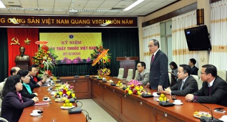 Во Вьетнаме отмечается День вьетнамского врача  - ảnh 1